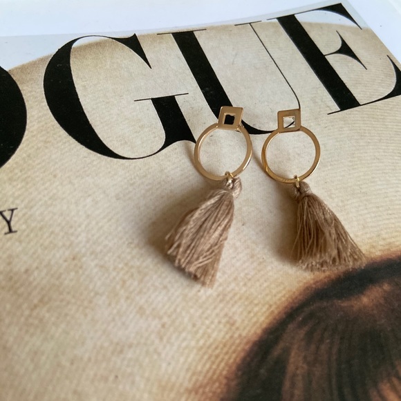 Tassle stud earrings - Picture 4 of 4